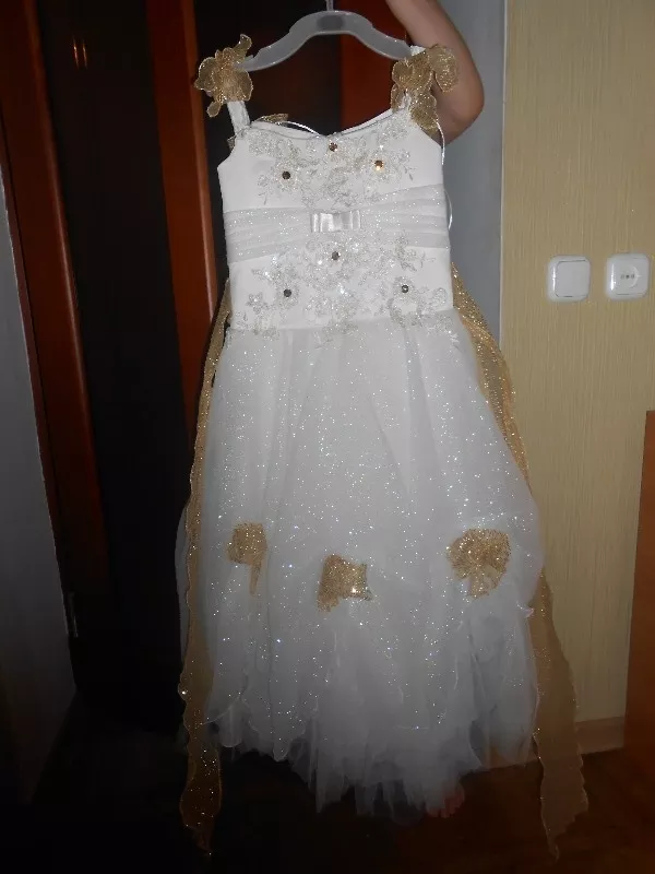 Продам нарядное платье для девочки 8-10 лет