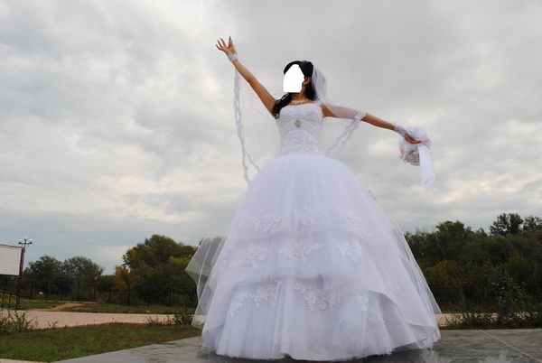 Продам красивое свадебное платье с кружевами